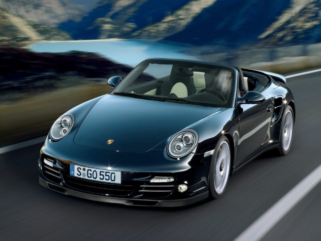 Porsche 911 Turbo оснастят сразу тремя турбонагнетателями.