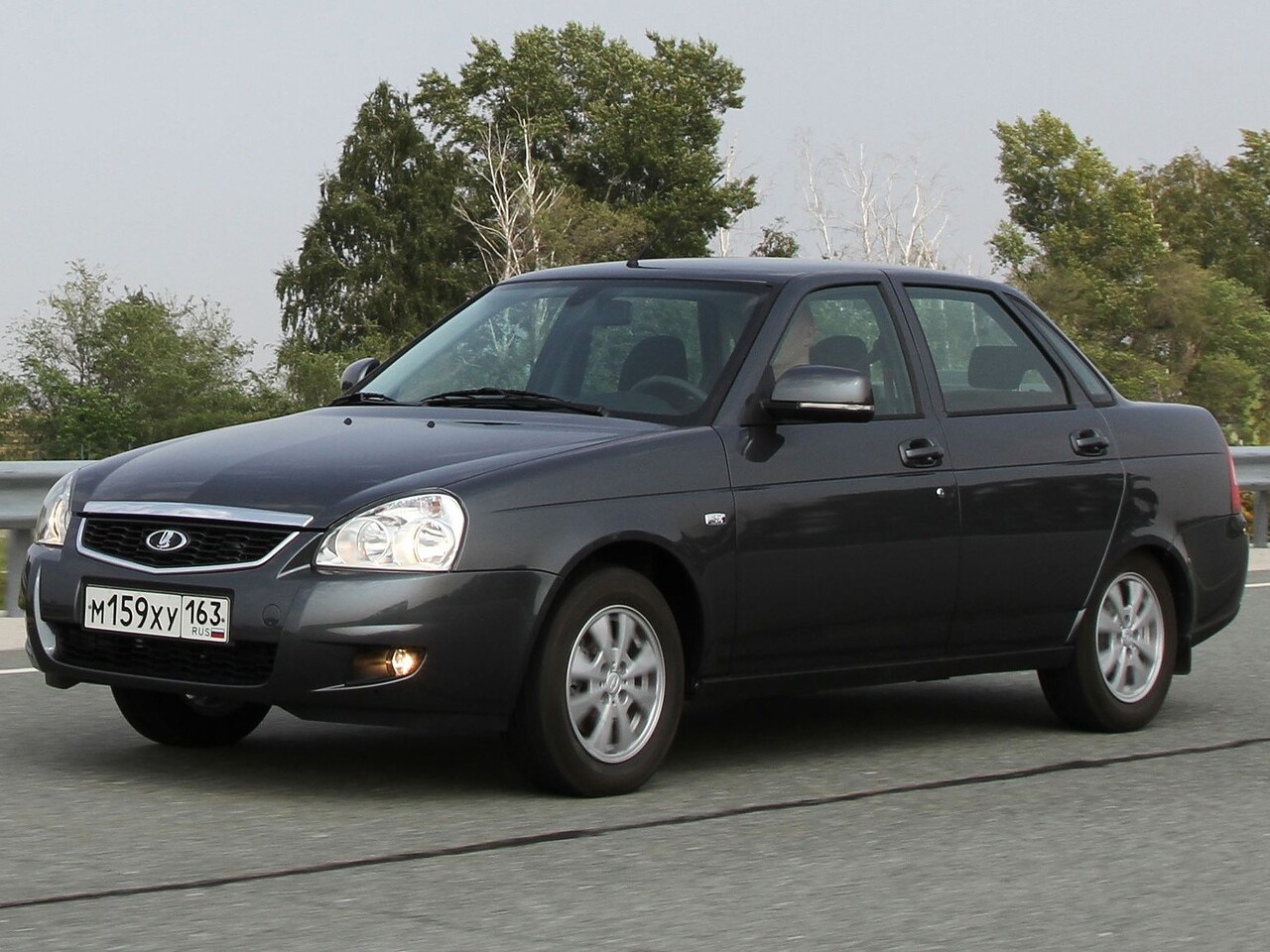 ВАЗ (Lada) Priora (2170) седан (I поколение 2-ой рестайлинг, 2013 - 2018 г.в.): вид спереди сбоку