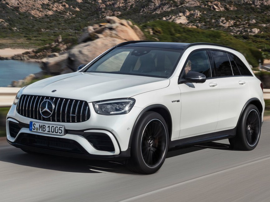 Mercedes-Benz GLC-Класс AMG (X253 рестайлинг, 2019 - 2022 г.в.): вид спереди сбоку на дороге