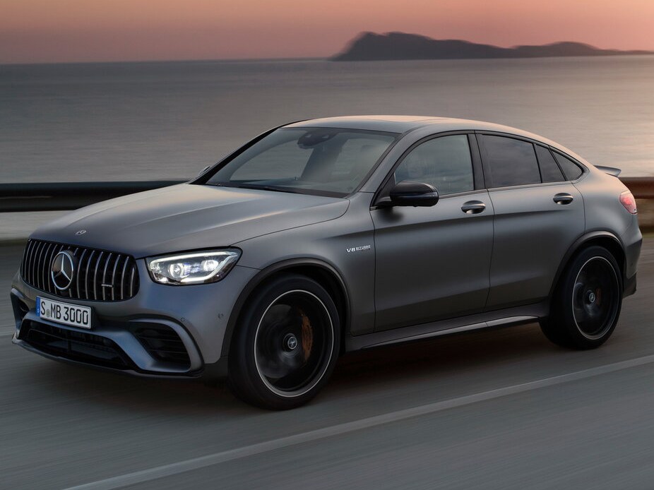 Mercedes-Benz GLC-Класс AMG купе (C253 рестайлинг, 2019 - 2022 г.в.): вид спереди сбоку на дороге у моря