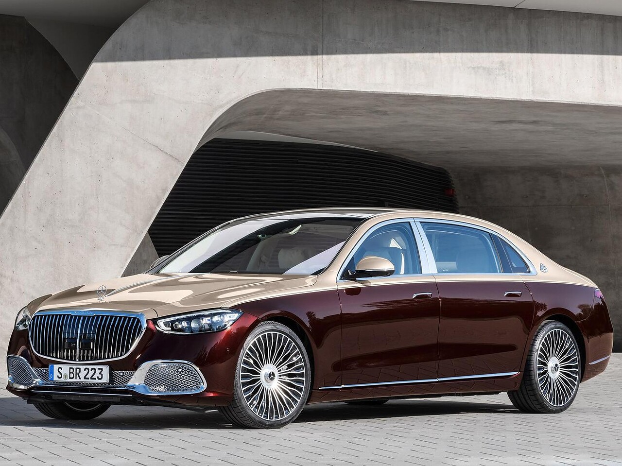 Mercedes-Benz S-Класс Maybach 6.0 4MATIC AT Maybach S 680: вид спереди сбоку у здания