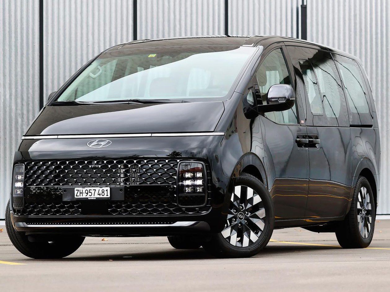 Hyundai Staria (I поколение, 2021 - 2022 г.в.): вид спереди сбоку