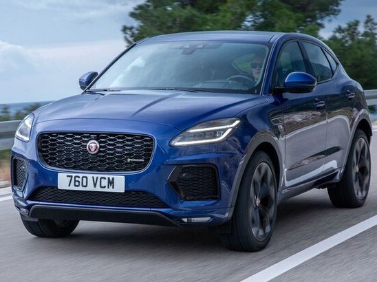 Jaguar E-Pace (I поколение рестайлинг, 2020 - 2022 г.в.): вид спереди сбоку на дороге