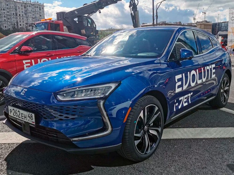 Evolute i-Jet (I поколение, 2023 - 2026 г.в.): вид спереди сбоку на улице