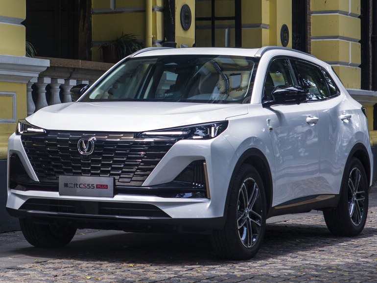 Changan CS55 Plus: вид спереди сбоку у здания