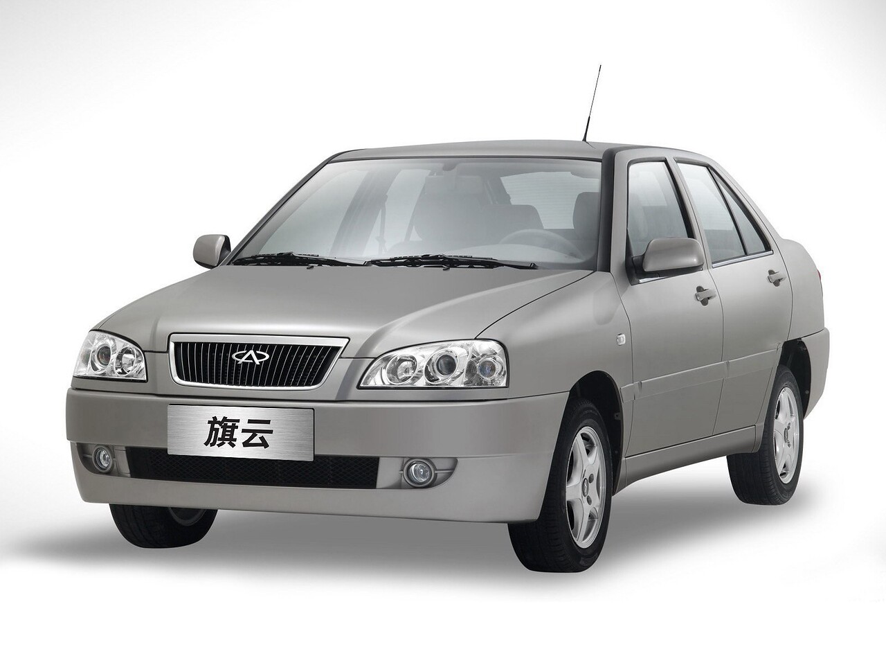 Chery Amulet 1.6 MT V: вид спереди сбоку