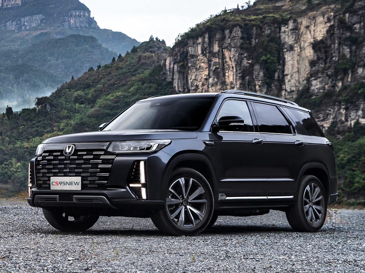 Changan CS95 кроссовер 2.0 4x4 AT Техно: вид спереди сбоку у воды