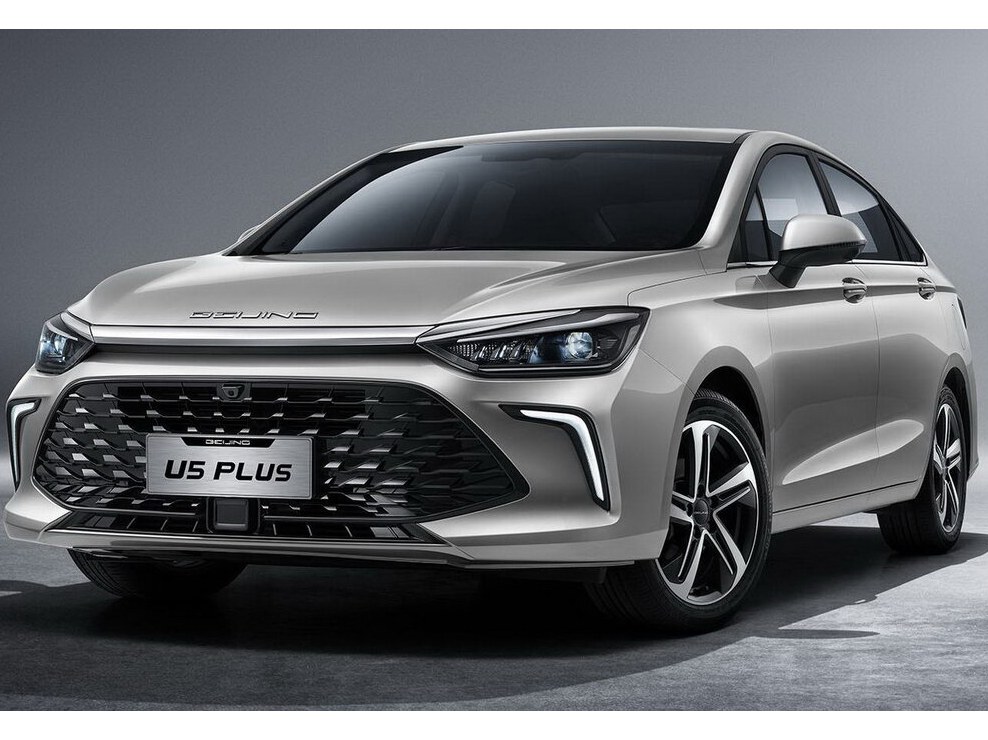 BAIC U5 Plus: вид спереди сбоку