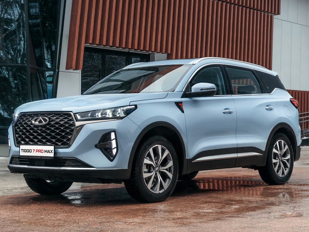 Chery Tiggo 7 Pro Max 1.5 AT Prestige: вид спереди сбоку у здания