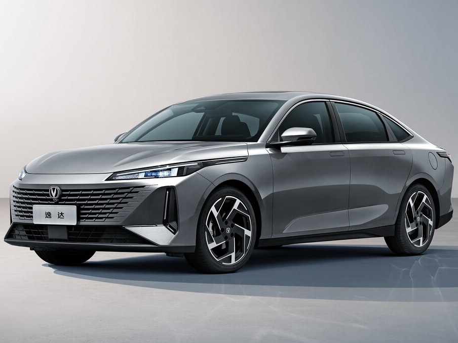 Changan Lamore 1.5 AT Техно: вид спереди сбоку