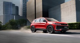 Geely Belgee X50+: вид спереди сбоку в городе