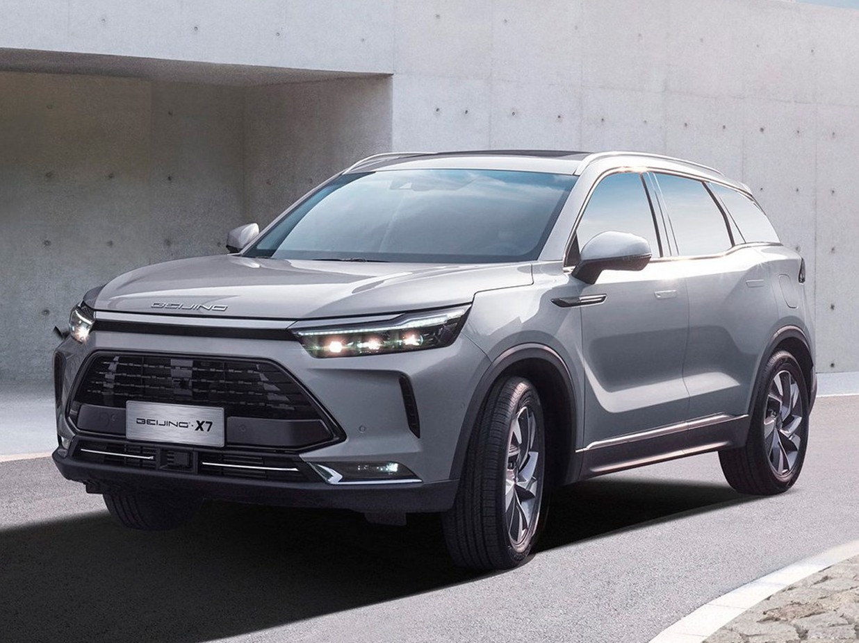 BAIC X7 кроссовер (I поколение, 2020 - 2025 г.в.): вид спереди сбоку у стены