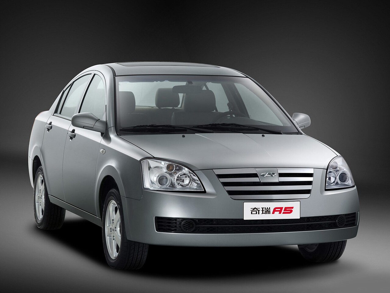 Chery Fora (A21, 2006 - 2010 г.в.): вид спереди сбоку на тёмном студийном фоне