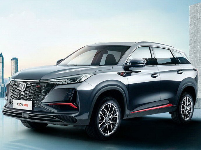 Changan CS75 Plus внедорожник: вид спереди сбоку у здания