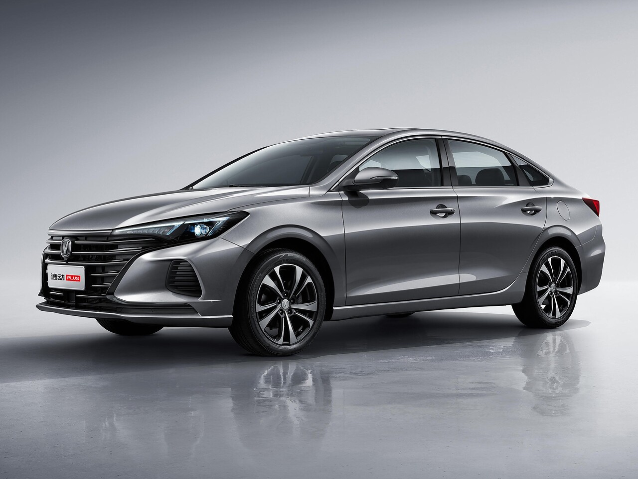 Changan Eado Plus седан 1.4 AT Техно: вид спереди сбоку