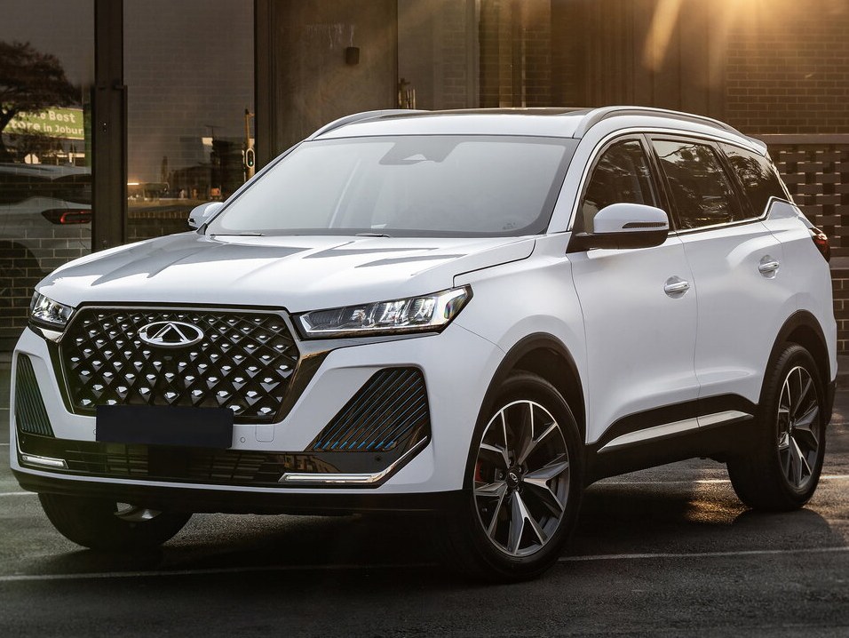 Chery Tiggo 7 Pro Plug-In-Hybrid (I поколение, 2023 - 2025 г.в.): вид спереди сбоку у здания