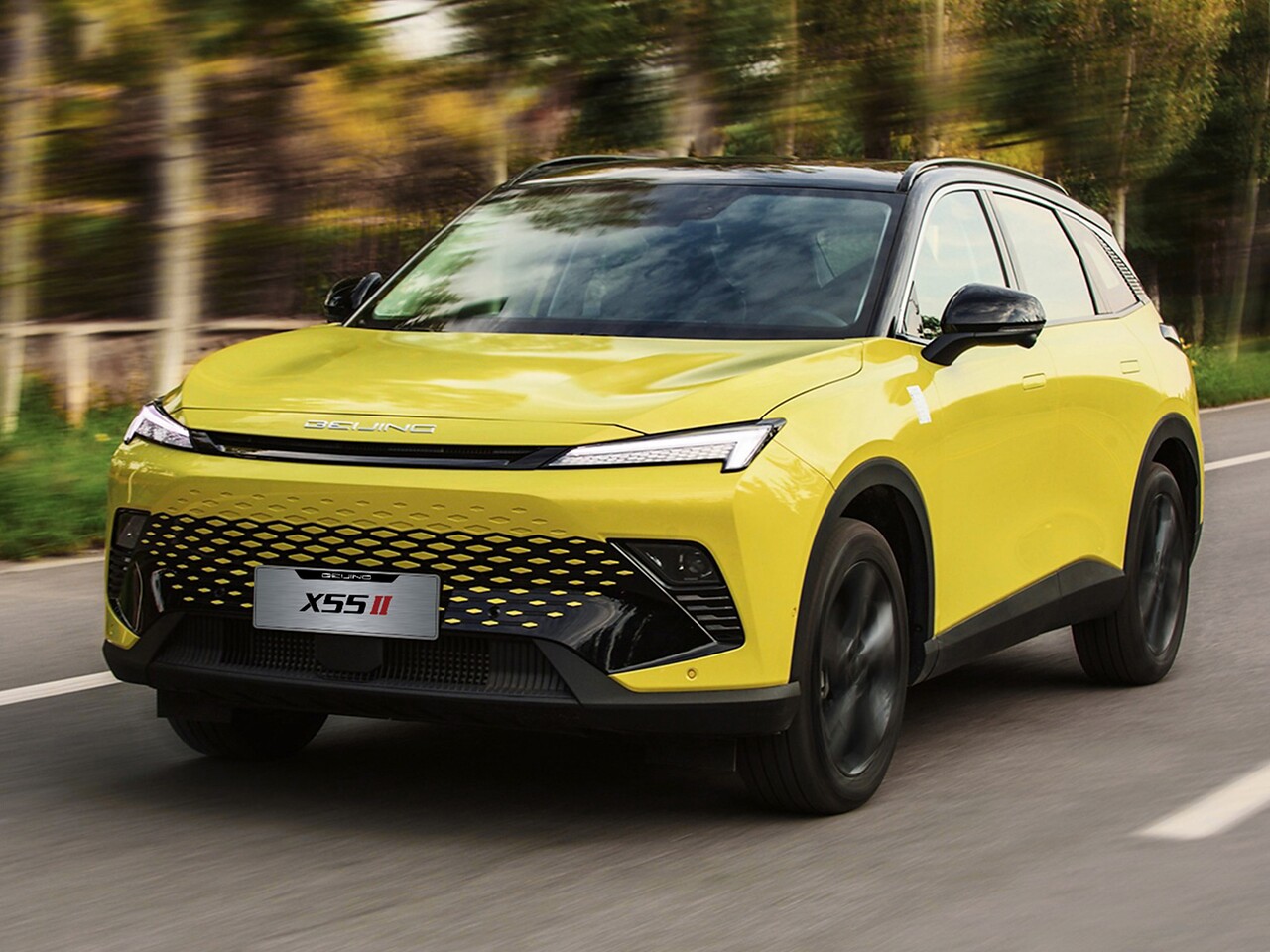 BAIC X55: вид спереди сбоку на дороге