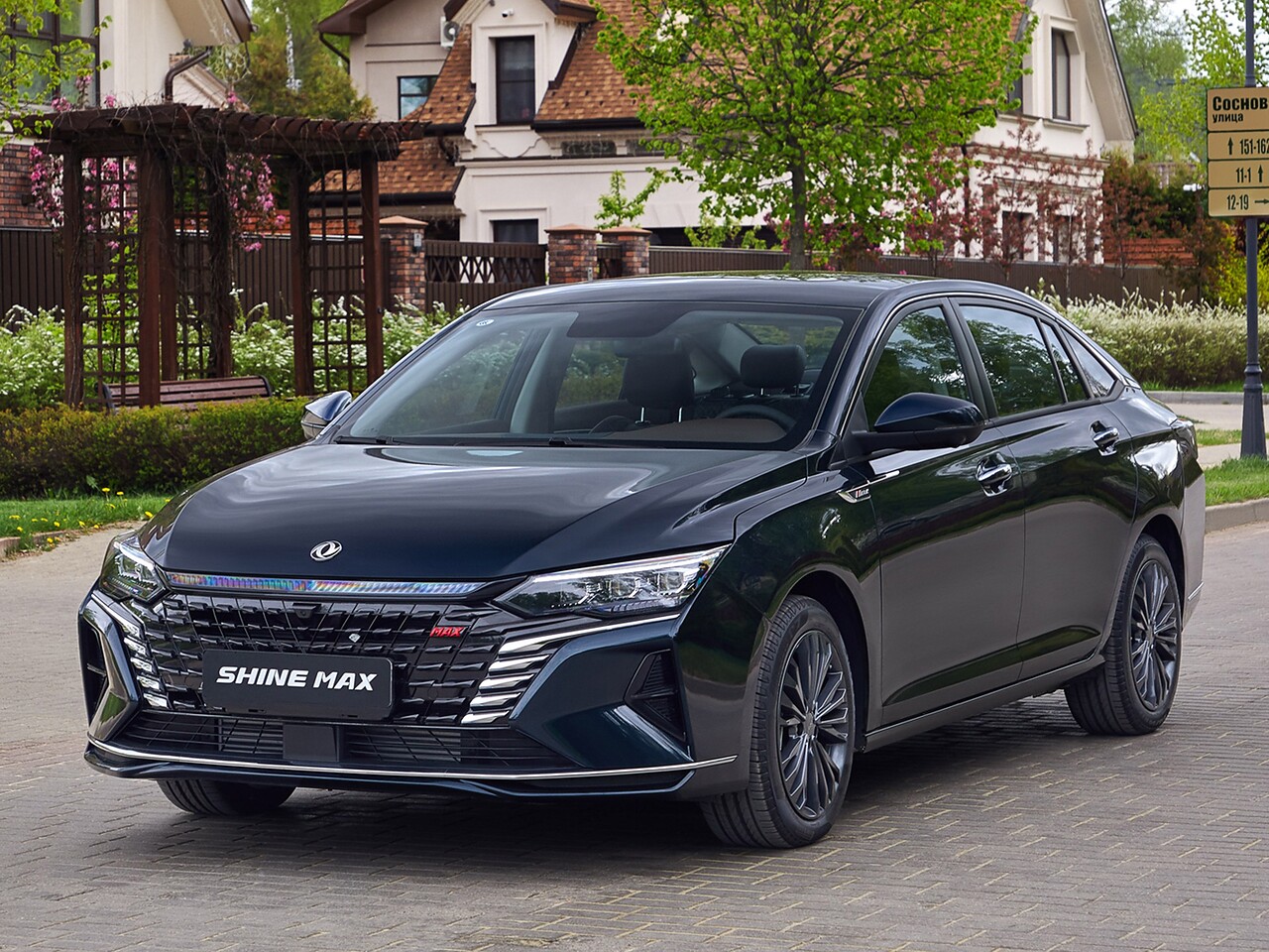 Dongfeng Shine Max 1.5 AT Luxury: вид спереди сбоку у здания