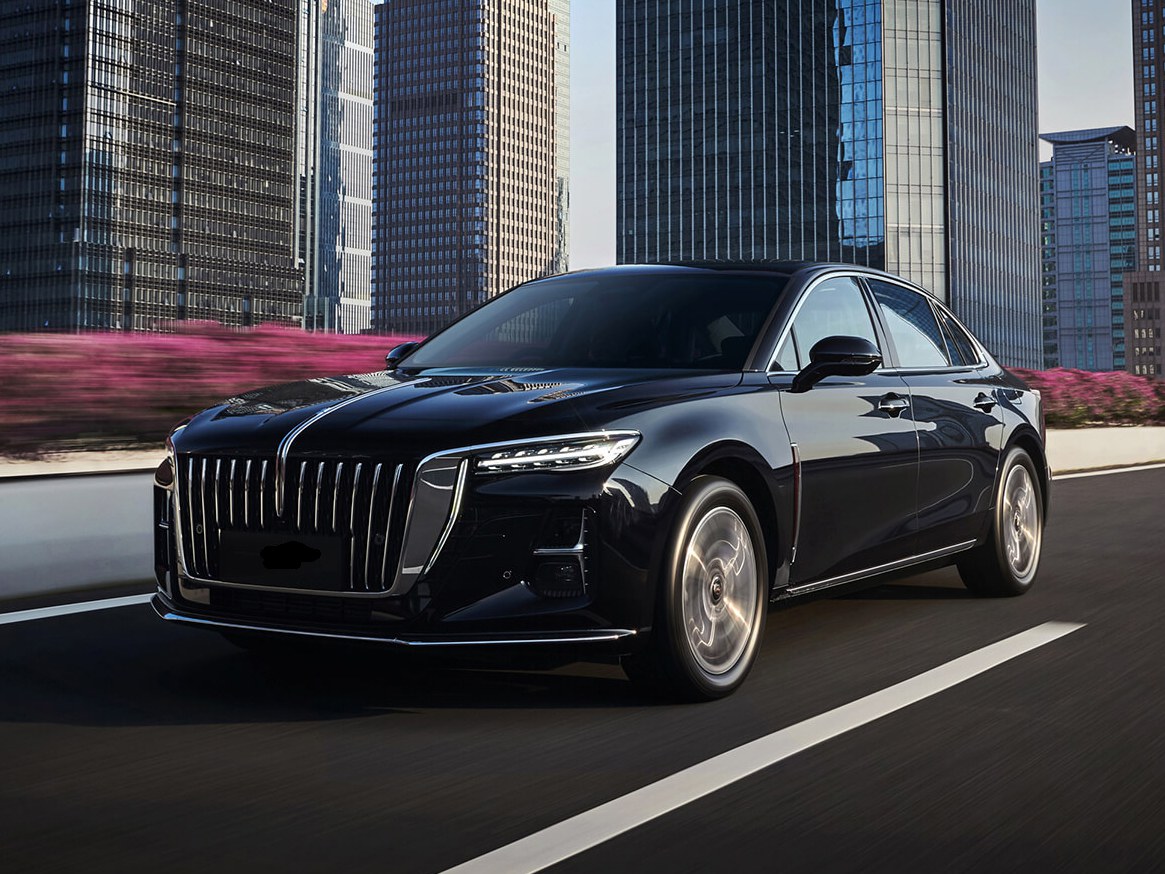 Hongqi H5: вид спереди сбоку у здания