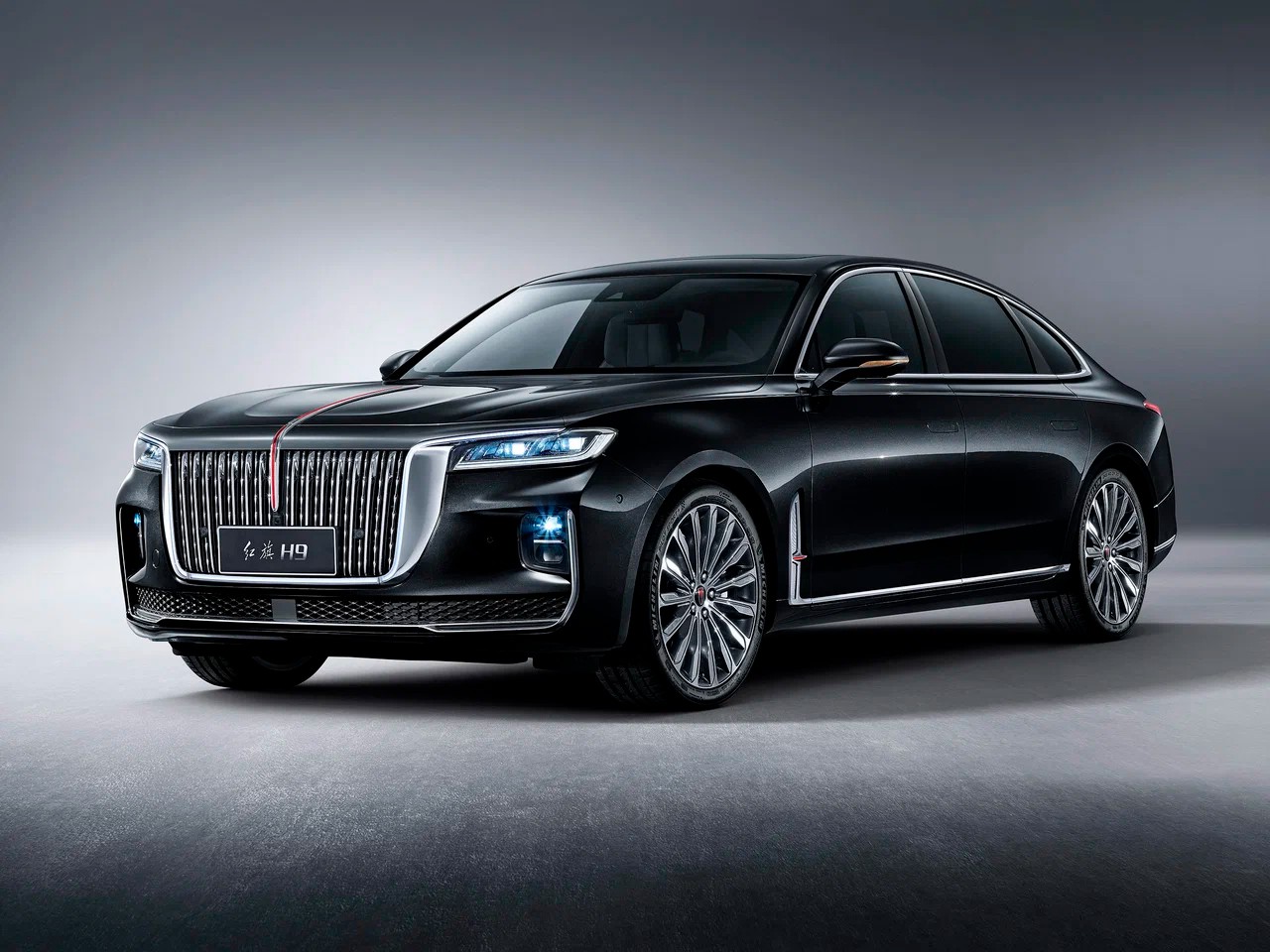 Hongqi H9 2.0 AT Deluxe: вид спереди сбоку