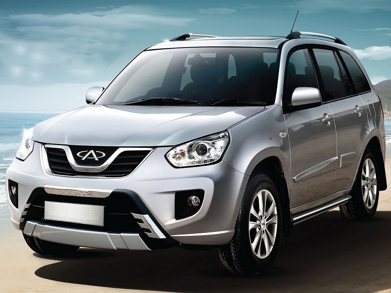 Chery T11 (I поколение рестайлинг, 2013 - 2015 г.в.): вид спереди сбоку на улице