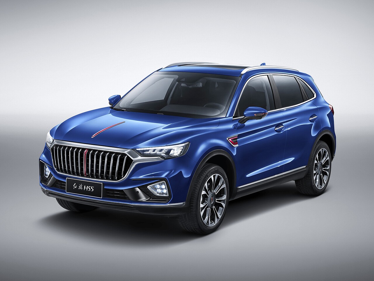 Hongqi HS5 2.0 4x4 AT Deluxe: вид спереди сбоку