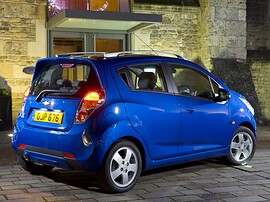 Chevrolet Spark 1.2 MT: Вид сзади синего автомобиля ночью у здания