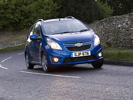 Chevrolet Spark 1.2 MT: Синий автомобиль на дороге между каменными стенами