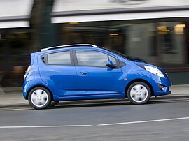 Chevrolet Spark 1.2 MT: вид сбоку в движении по городу