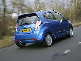 Chevrolet Spark 1.2 MT: Вид сзади синего автомобиля на шоссе