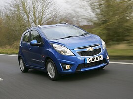 Chevrolet Spark 1.2 MT: Вид спереди синего автомобиля на шоссе