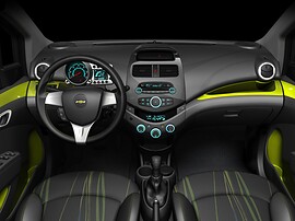 Chevrolet Spark 1.2 MT: Передняя панель и передние сиденья с зелёными акцентами