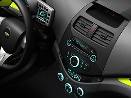 Chevrolet Spark 1.2 MT: Центральная консоль и часть руля с зелёными акцентами