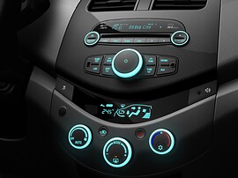 Chevrolet Spark 1.2 MT: Крупный план магнитолы и блока климат-контроля