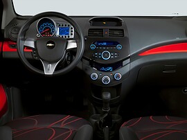 Chevrolet Spark 1.2 MT: Передняя панель с красными акцентами