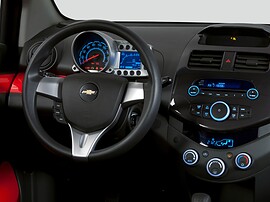Chevrolet Spark 1.2 MT: Руль и приборная панель крупным планом