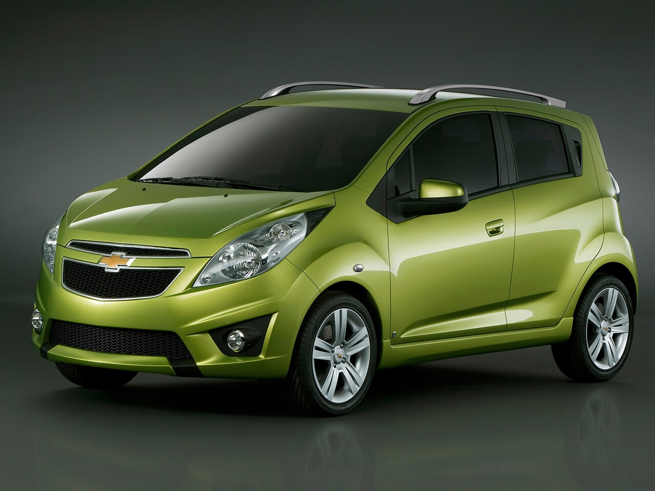 Chevrolet Spark 1.2 MT: вид спереди сбоку на белом студийном фоне