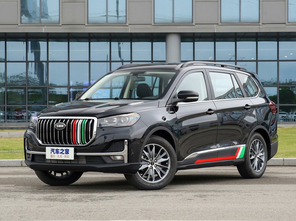 SWM G05 Pro: вид спереди сбоку у здания