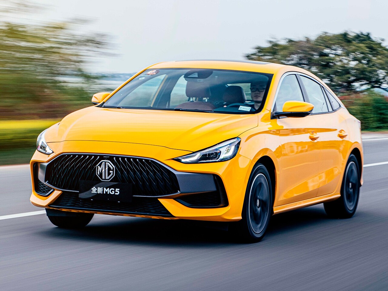 MG 5 1.5 AT Deluxe: вид спереди сбоку на дороге