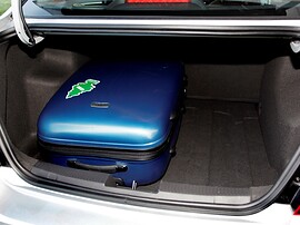 Chevrolet Aveo седан (II поколение, 2012 - 2015 г.в.): Багажник с синим чемоданом