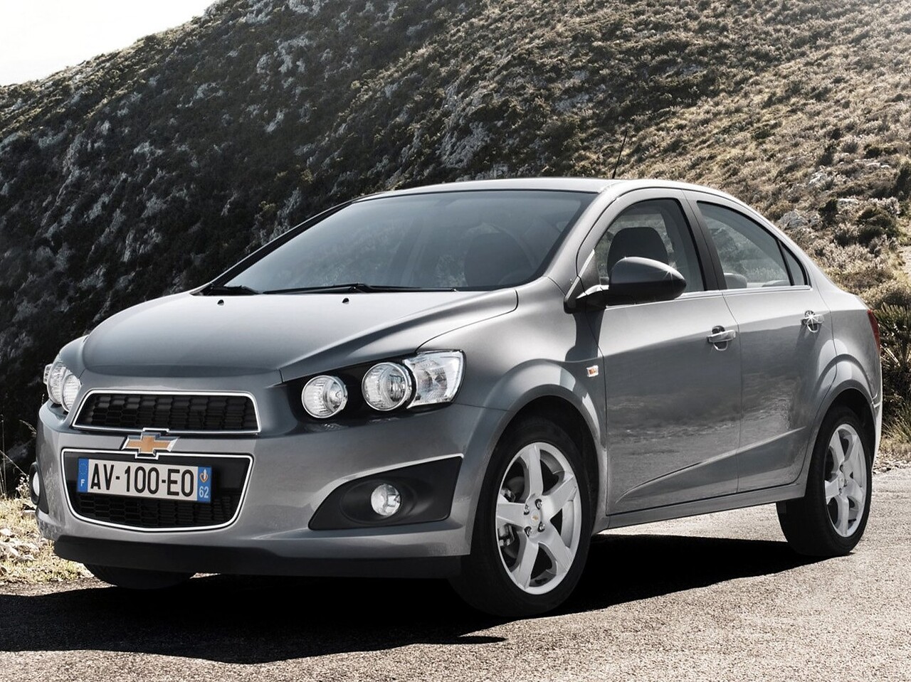 Chevrolet Aveo седан (II поколение, 2012 - 2015 г.в.): На фоне скалистого пейзажа
