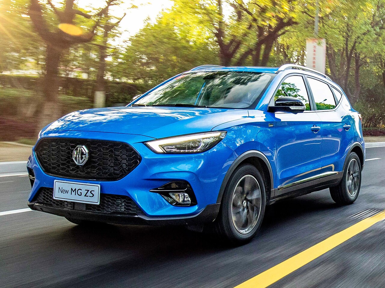 MG ZS: вид спереди сбоку на дороге