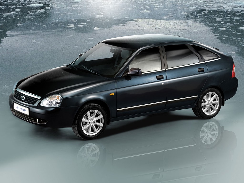 ВАЗ (Lada) Priora (2172) хэтчбек 5-дв. (I поколение, 2008 - 2013 г.в.): вид спереди сбоку