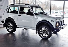 ВАЗ (Lada) Niva Sport 3-дв.: вид спереди сбоку в автосалоне