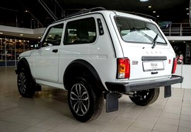 ВАЗ (Lada) Niva Sport 3-дв.: вид сзади сбоку в автосалоне