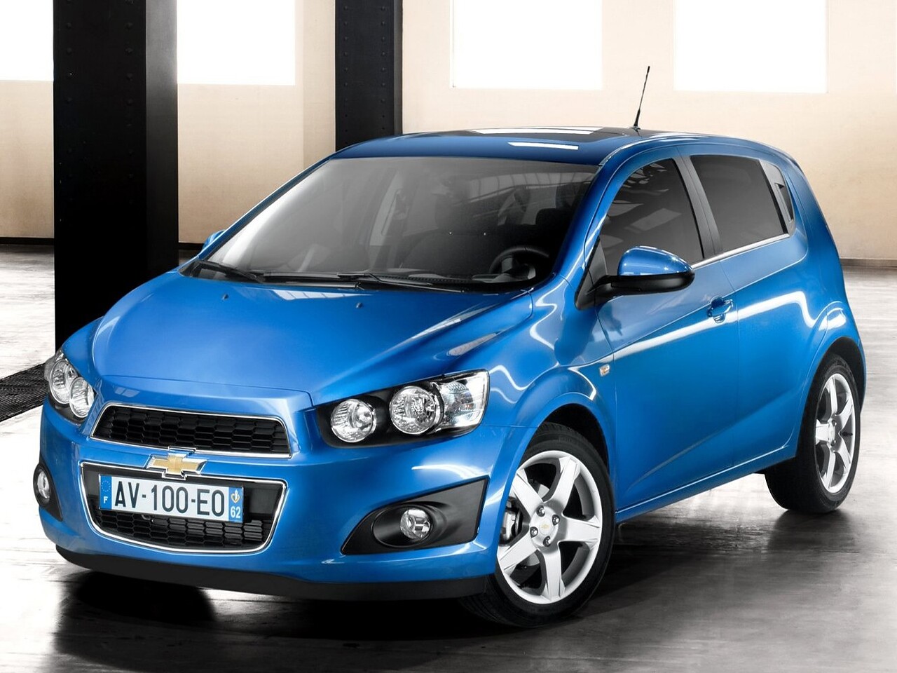 Chevrolet Aveo хэтчбек 5-дв. (II поколение, 2012 - 2015 г.в.): Три четверти спереди в шоуруме