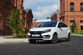 ВАЗ (Lada) Vesta CNG: вид спереди сбоку у здания