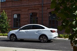 ВАЗ (Lada) Vesta CNG: вид сбоку у здания