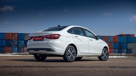 ВАЗ (Lada) Vesta CNG: вид сзади сбоку