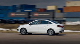 ВАЗ (Lada) Vesta CNG: вид сзади сбоку в движении